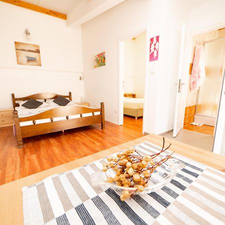 Guesthouse Lastavica Novalja Eksteriør billede